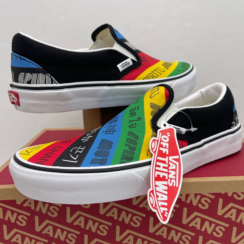 Vans WMNS Classic Slip-On (Vans
Spirit)Multi/True White Sneakers
VN0A4U38WK2 - Picture 9 of 16